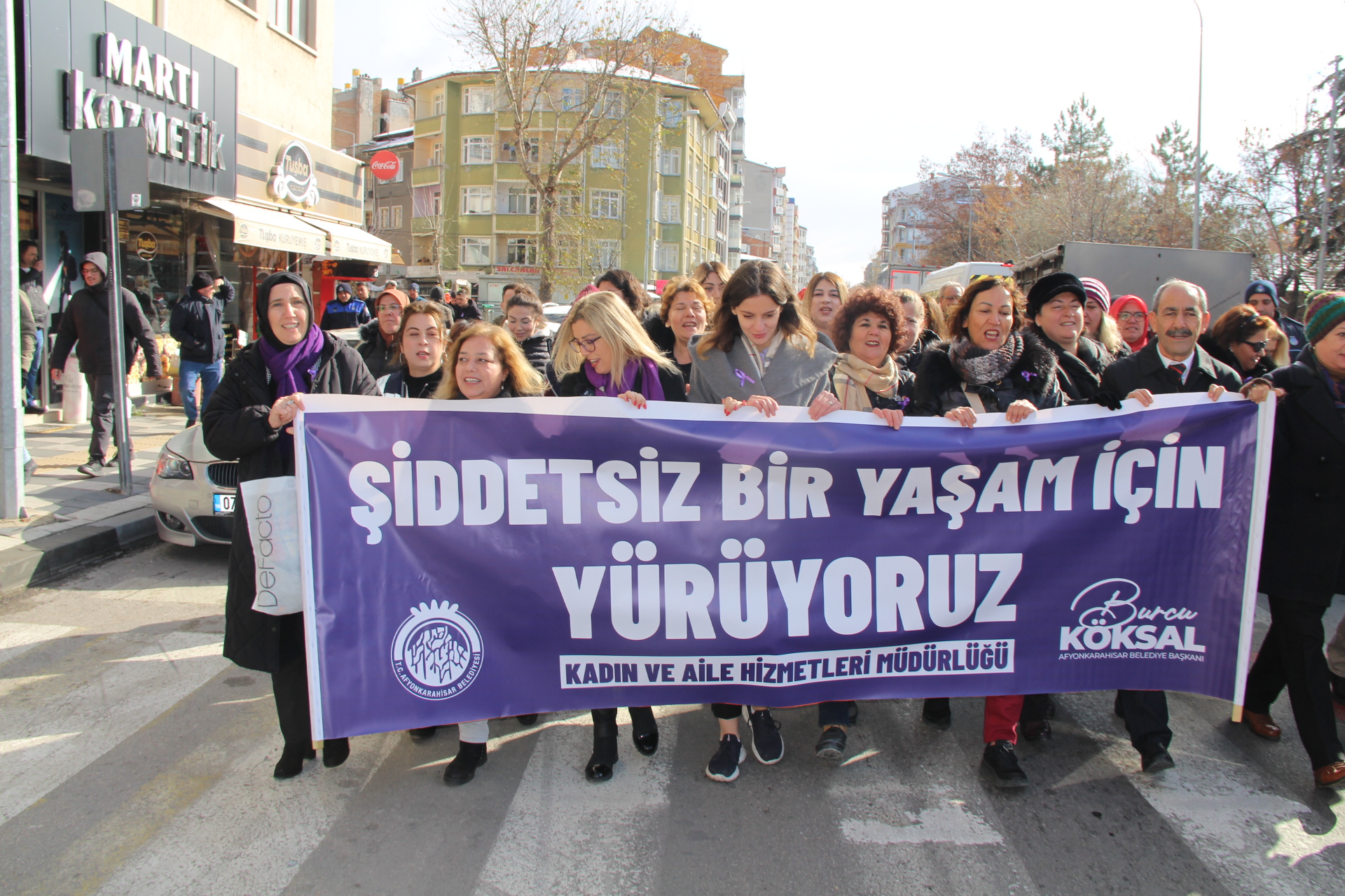 25 KASIM KADINA YÖNELİK ŞİDDETLE MÜCADELE GÜNÜNDE YÜRÜYÜŞ DÜZENLENDİ