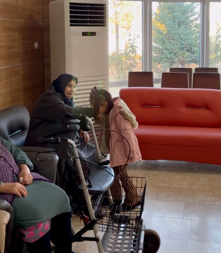 MİNİKLERDEN SANDIKLI HUZUREVİ'NE ZİYARET