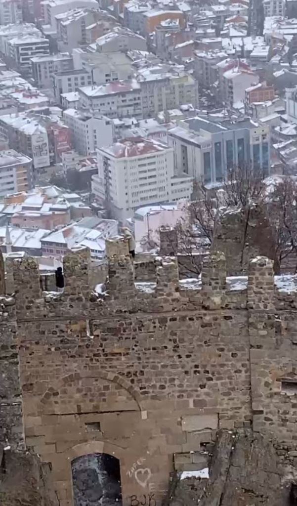AFYON KALESİ'NDEKİ İNTİHAR GİRİŞİMİ GÖRÜNTÜLERİ, WHATSAPP İHBAR HATTIMIZA ULAŞTI!