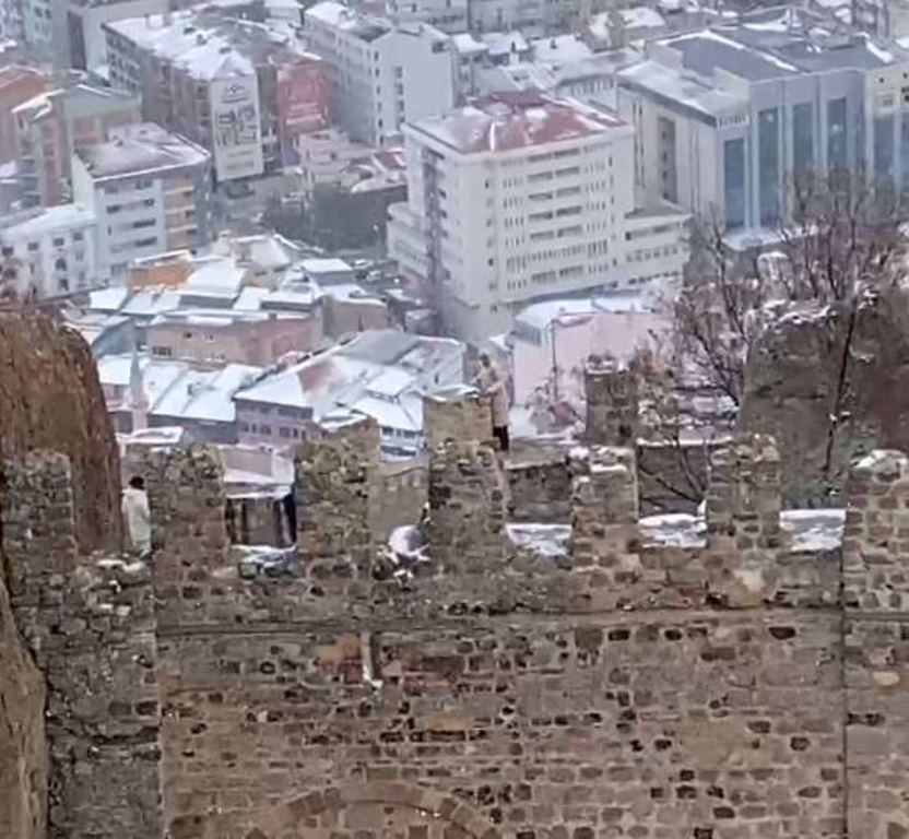 AFYON KALESİ'NDEKİ İNTİHAR GİRİŞİMİ GÖRÜNTÜLERİ, WHATSAPP İHBAR HATTIMIZA ULAŞTI!