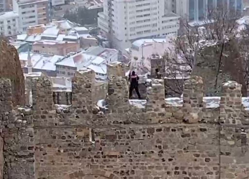 AFYON KALESİ'NDEKİ İNTİHAR GİRİŞİMİ GÖRÜNTÜLERİ, WHATSAPP İHBAR HATTIMIZA ULAŞTI!