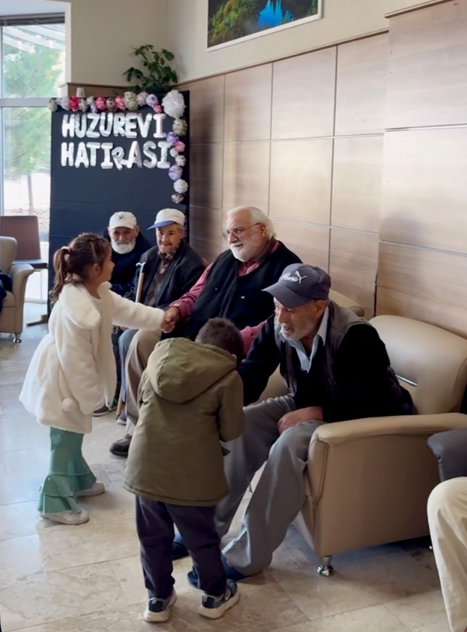 Sandıklı’da Minikler ve Çınarlar Buluştu: Fidanlar Çınarlarla Buluşuyor Etkinliği Renkli Anlara Sahne Oldu