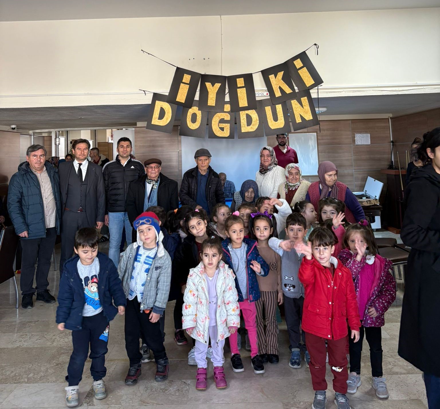 Sandıklı’da Minikler ve Çınarlar Buluştu: Fidanlar Çınarlarla Buluşuyor Etkinliği Renkli Anlara Sahne Oldu