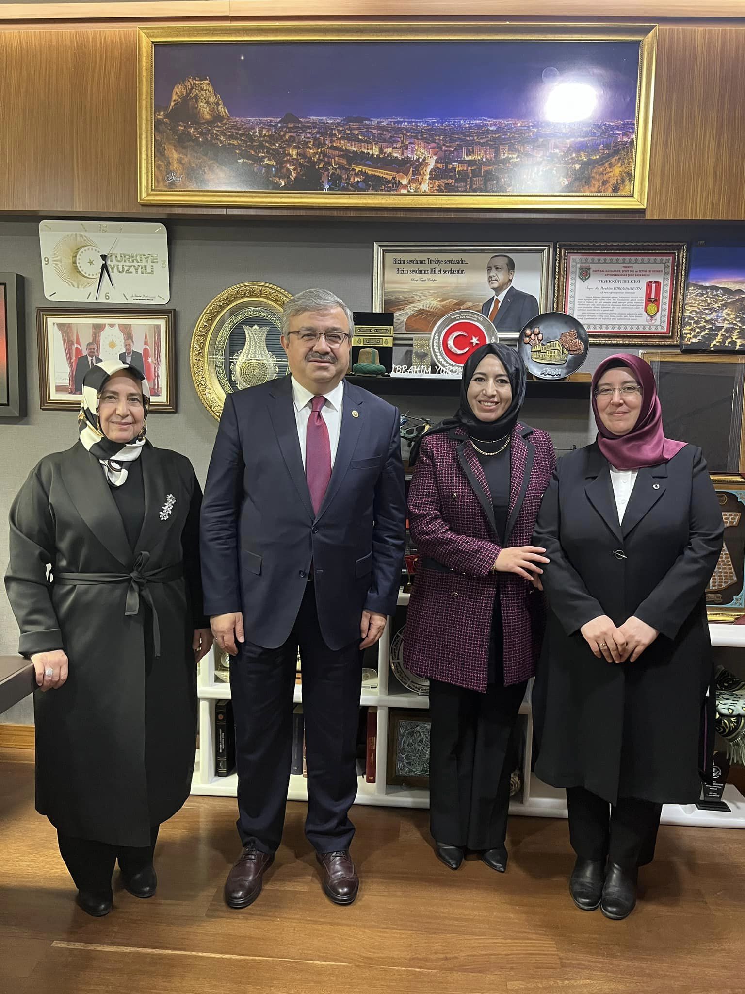YURDUNUSEVEN KONUKLARINI GAZİ MECLİSİNDE AĞIRLADI