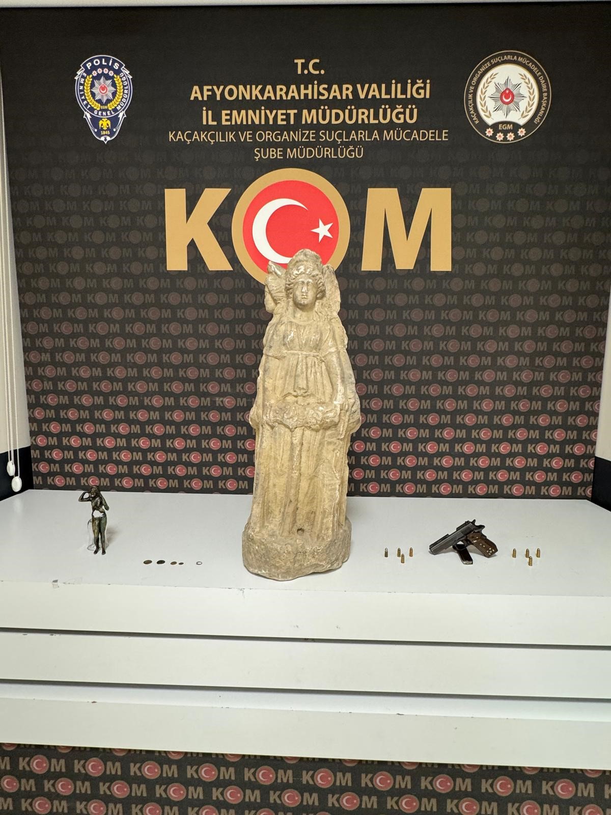 Şüpheli Araçtan Tarihi Eser ve Kaçak Sigara Çıktı: Tırda Tarihi Hekate Heykeli ve 1,5 Milyon Makaron Ele Geçirildi