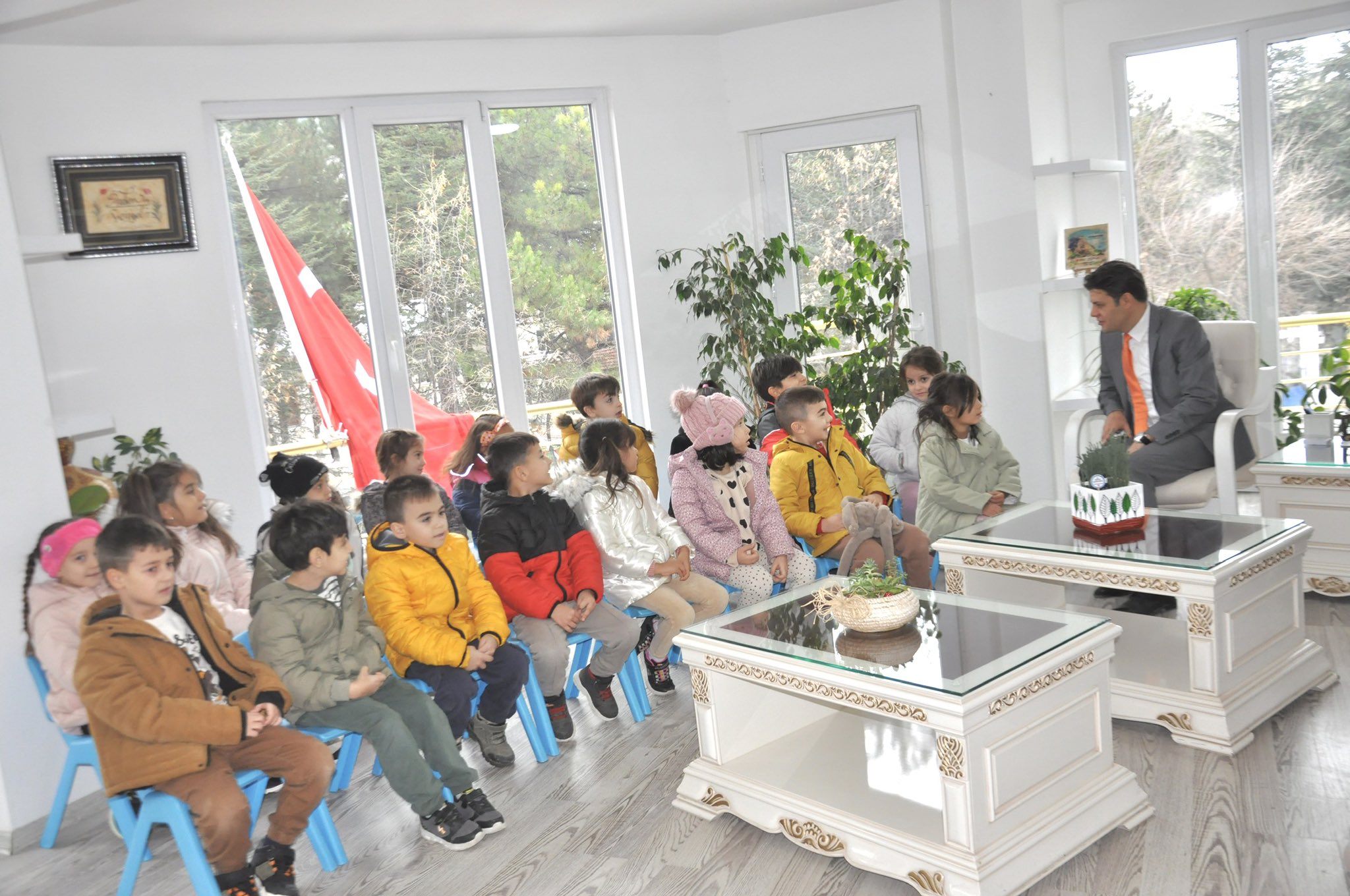 SANDIKLI ANAOKULU ÖĞRENCİLERİNDEN KAYMAKAM ÇENGEL’E ZİYARET