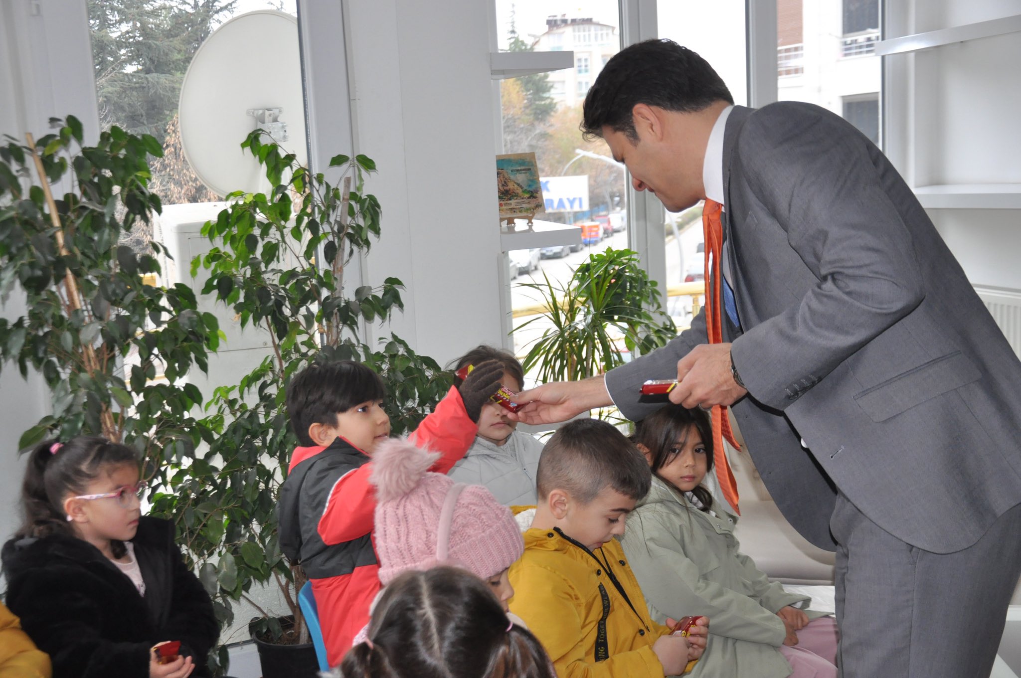 SANDIKLI ANAOKULU ÖĞRENCİLERİNDEN KAYMAKAM ÇENGEL’E ZİYARET