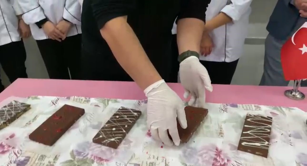 Bu da kaymaklı Dubai çikolatası!  Lise öğrencileri ve öğretmenler, manda kaymağından Dubai çikolatası yaptı