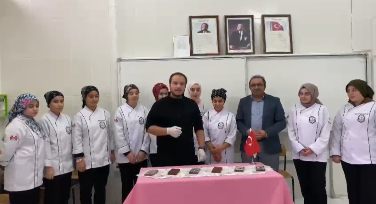 Bu da kaymaklı Dubai çikolatası!  Lise öğrencileri ve öğretmenler, manda kaymağından Dubai çikolatası yaptı