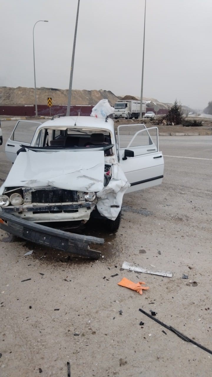14 Yaşındaki Sürücü Kaza Yaptı: 6 Yaralı  Çobanlar Kavşağında Otomobiller Çarpıştı