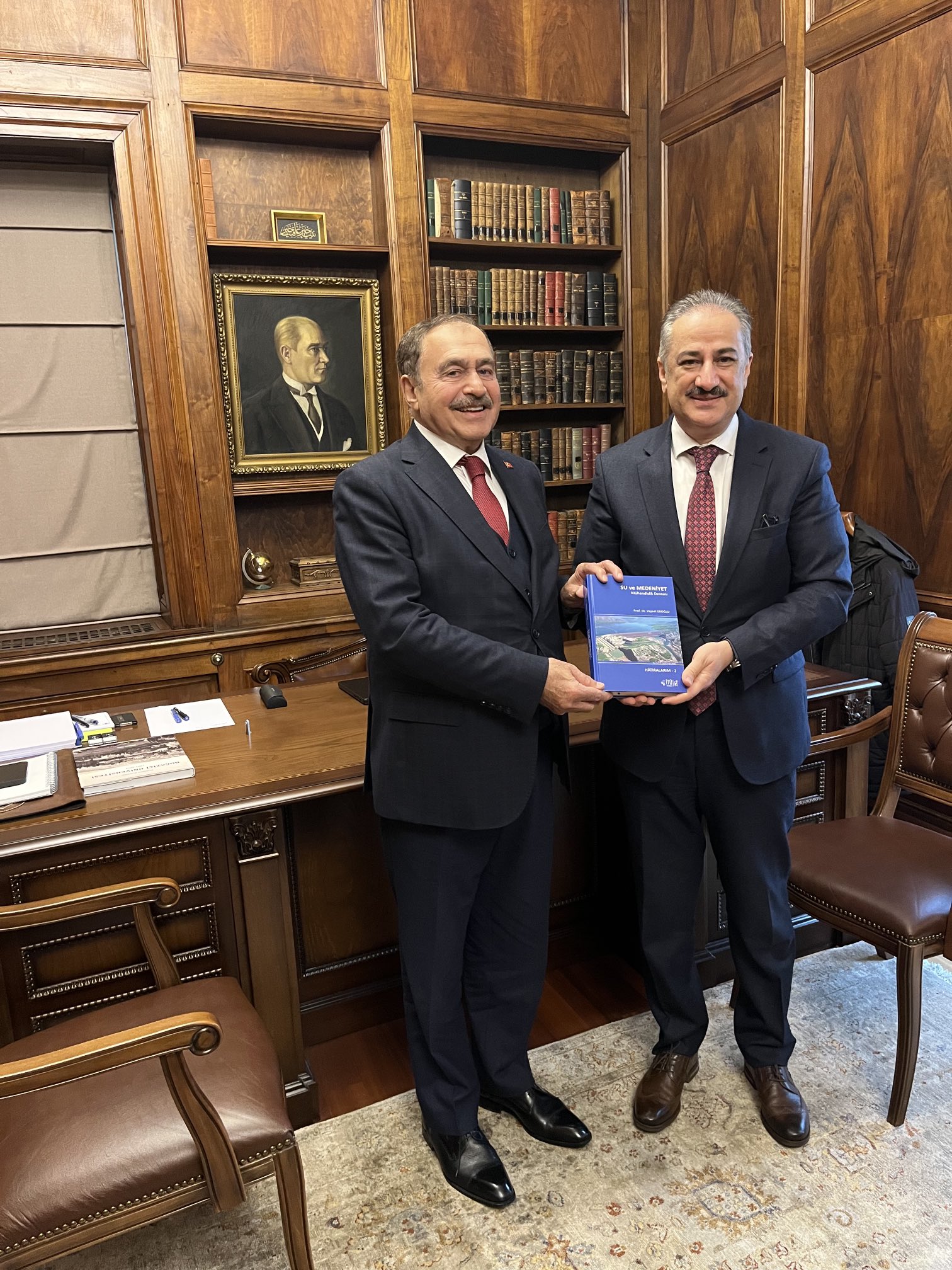 Eski Bakan Eroğlu Boğaziçi Rektörü İnci ile Kitabını Paylaştı