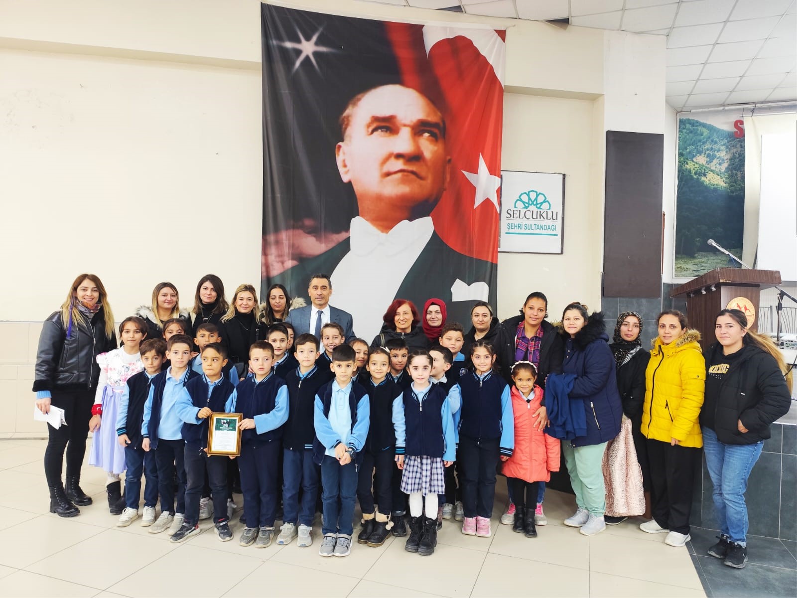 Sultandağlı Velilerden Darüşşafaka’ya Anlamlı Bağış! Öğretmen Serkan Oyalı’ya Öğrencilerinden Özgün Hediye