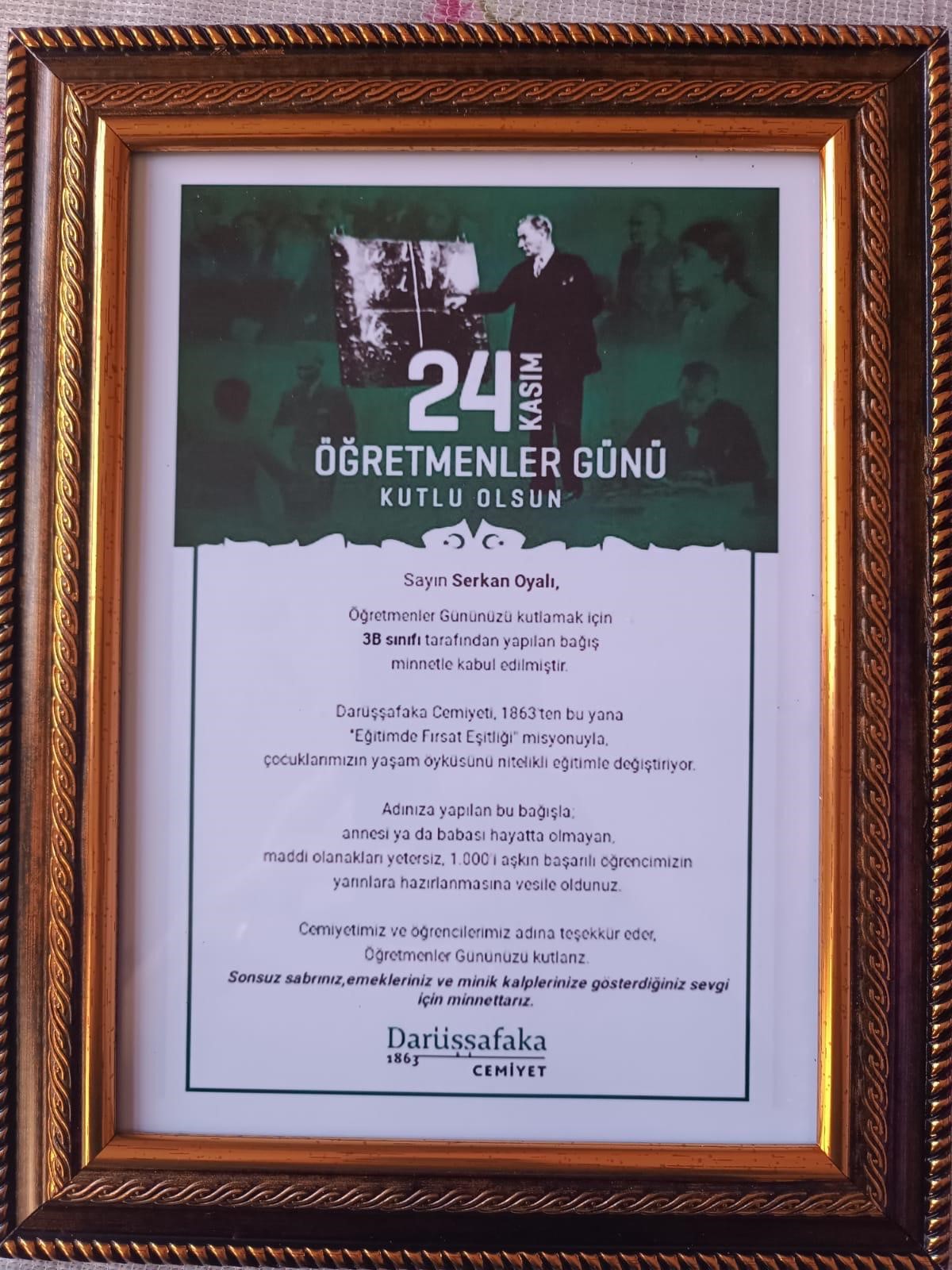 Sultandağlı Velilerden Darüşşafaka’ya Anlamlı Bağış! Öğretmen Serkan Oyalı’ya Öğrencilerinden Özgün Hediye