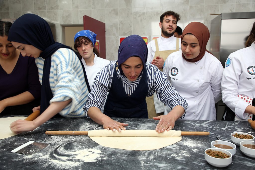 TURİZM FAKÜLTESİNDE AYŞE EKİZ İLE AFYON YEMEKLERİ KONUŞULDU