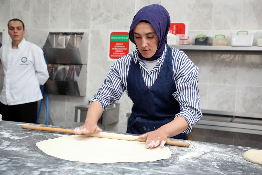 TURİZM FAKÜLTESİNDE AYŞE EKİZ İLE AFYON YEMEKLERİ KONUŞULDU
