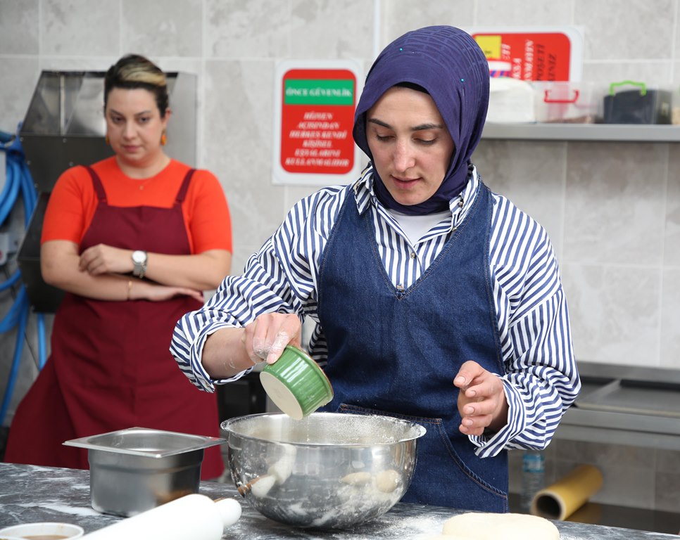 TURİZM FAKÜLTESİNDE AYŞE EKİZ İLE AFYON YEMEKLERİ KONUŞULDU