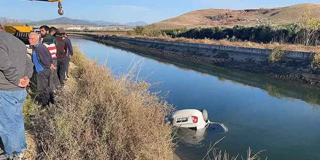 Otomobil Sulama Kanalına Uçtu: Anne Yaralandı, baba ve oğul hayatını kaybetti