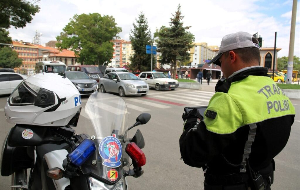 Afyon Polisi Uyarıyor  "Sinyal Ver, Güvende Ol"