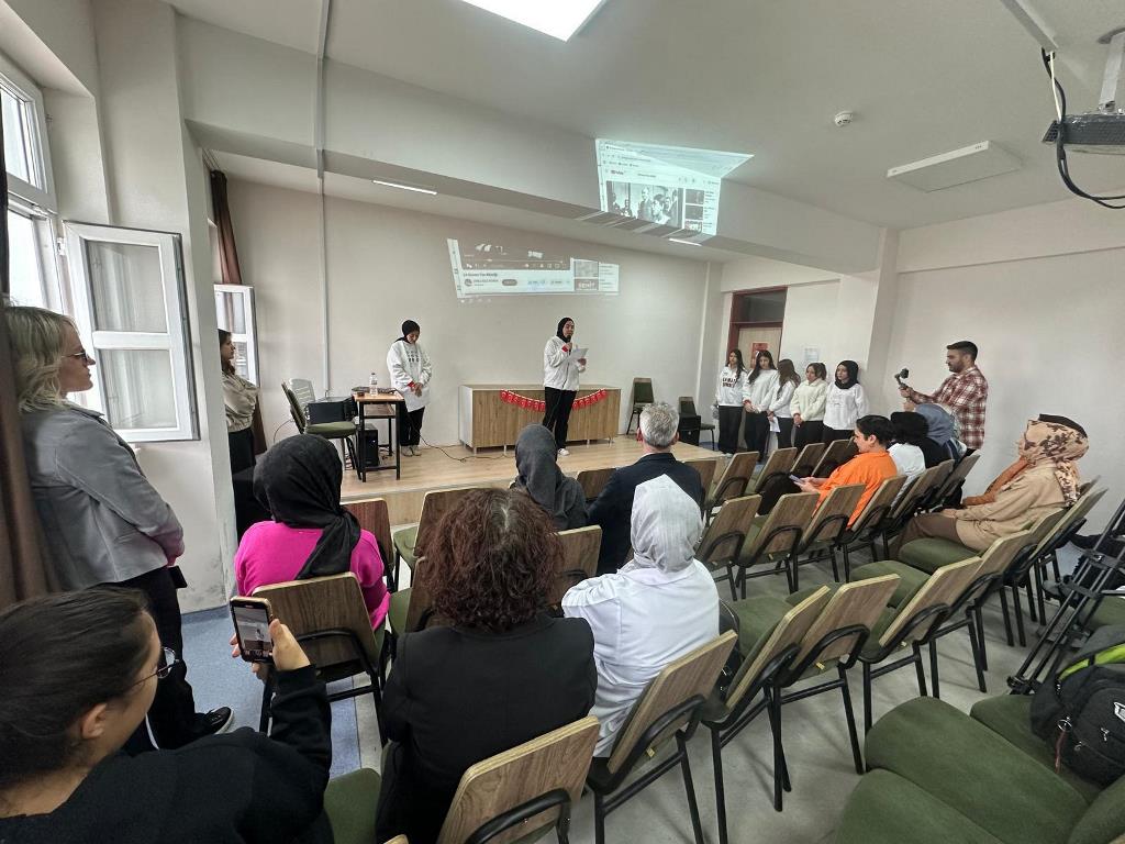 ZÜBEYDE HANIM ÖĞRENCİLERİNDEN İŞARET DİLİYLE ANLAMLI KUTLAMA