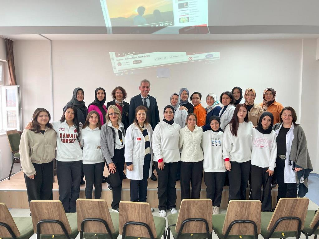 ZÜBEYDE HANIM ÖĞRENCİLERİNDEN İŞARET DİLİYLE ANLAMLI KUTLAMA