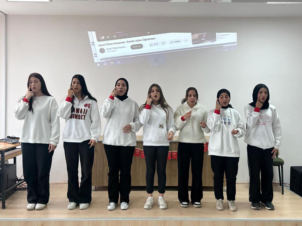 ZÜBEYDE HANIM ÖĞRENCİLERİNDEN İŞARET DİLİYLE ANLAMLI KUTLAMA