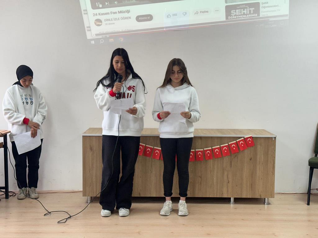 ZÜBEYDE HANIM ÖĞRENCİLERİNDEN İŞARET DİLİYLE ANLAMLI KUTLAMA