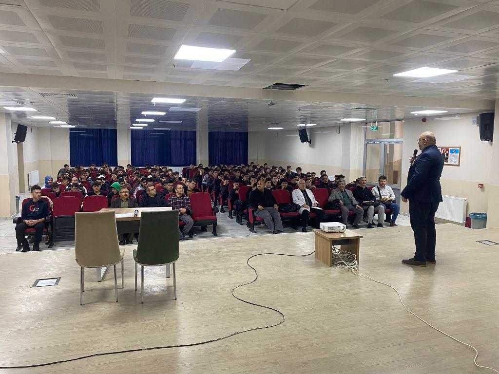 15 TEMMUZ ŞEHİTLİK VE GAZİLİK TEMALI KONFERANS GERÇEKLEŞTİ