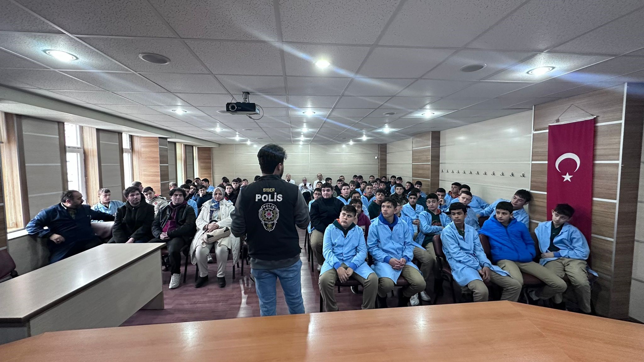 'Siberay' Eğitimiyle Gençler Siber Suçlara Karşı Bilinçlendirildi!  Afyonkarahisar’da Öğrencilere Dijital Güvenlik Semineri