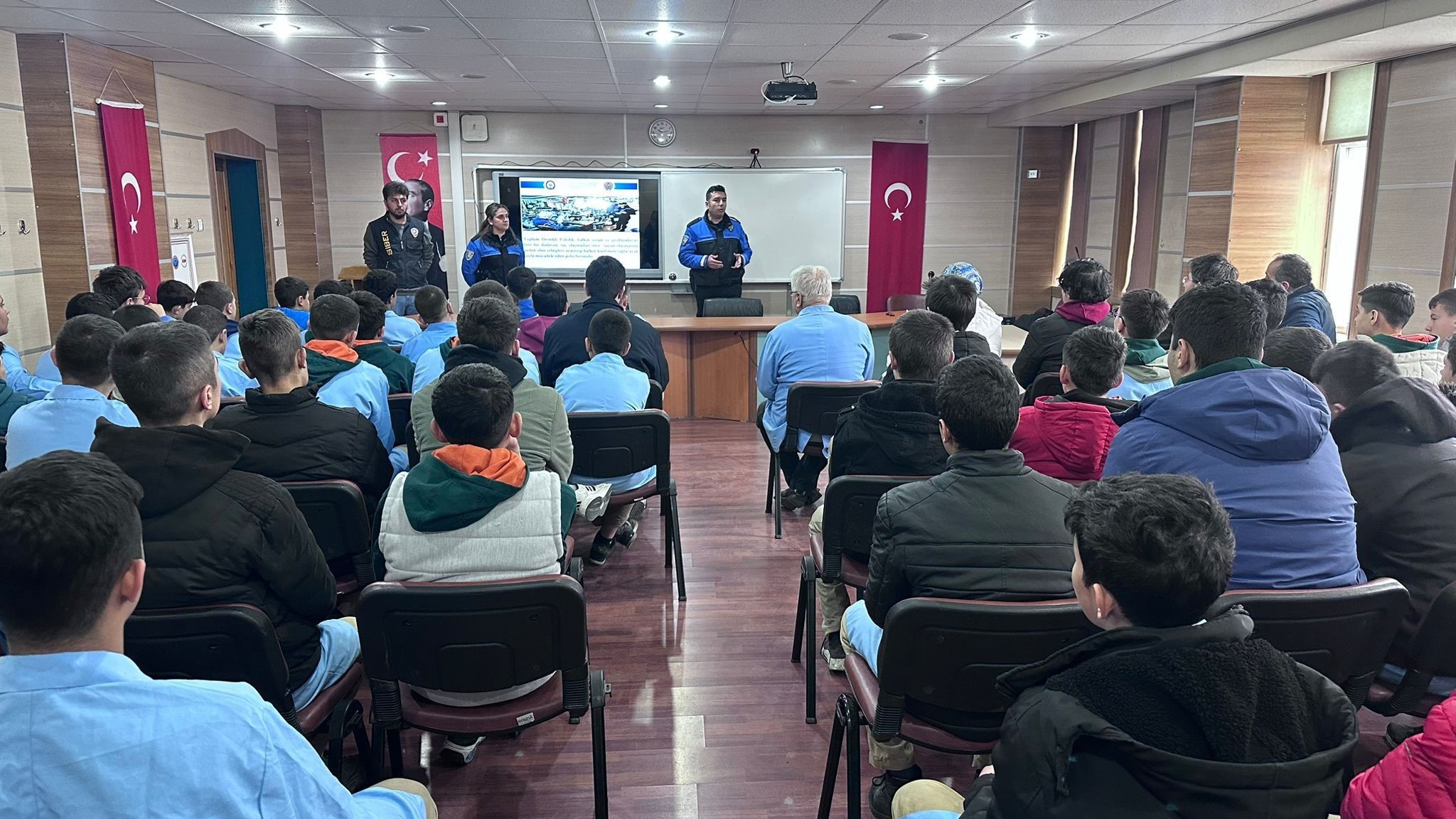 'Siberay' Eğitimiyle Gençler Siber Suçlara Karşı Bilinçlendirildi!  Afyonkarahisar’da Öğrencilere Dijital Güvenlik Semineri