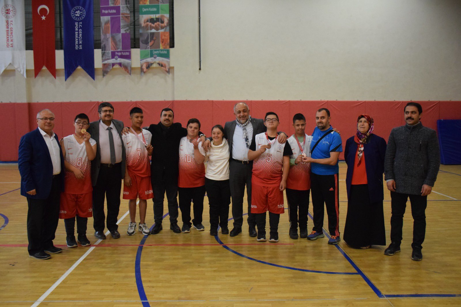 Afyon’da Sevgi Dolu Turnuva  Müdürler ve Özel Sporcular Aynı Sahada
