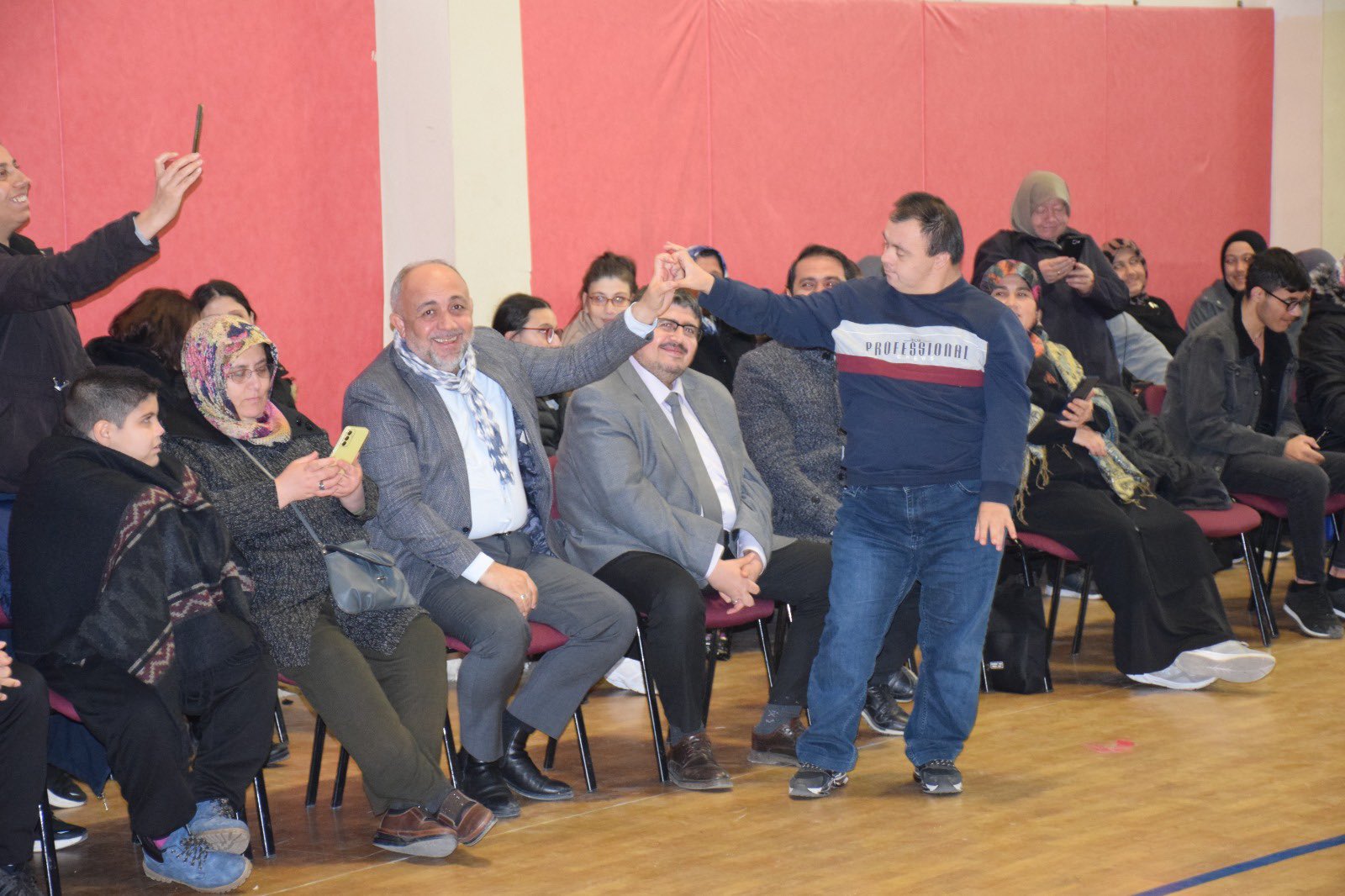 Afyon’da Sevgi Dolu Turnuva  Müdürler ve Özel Sporcular Aynı Sahada