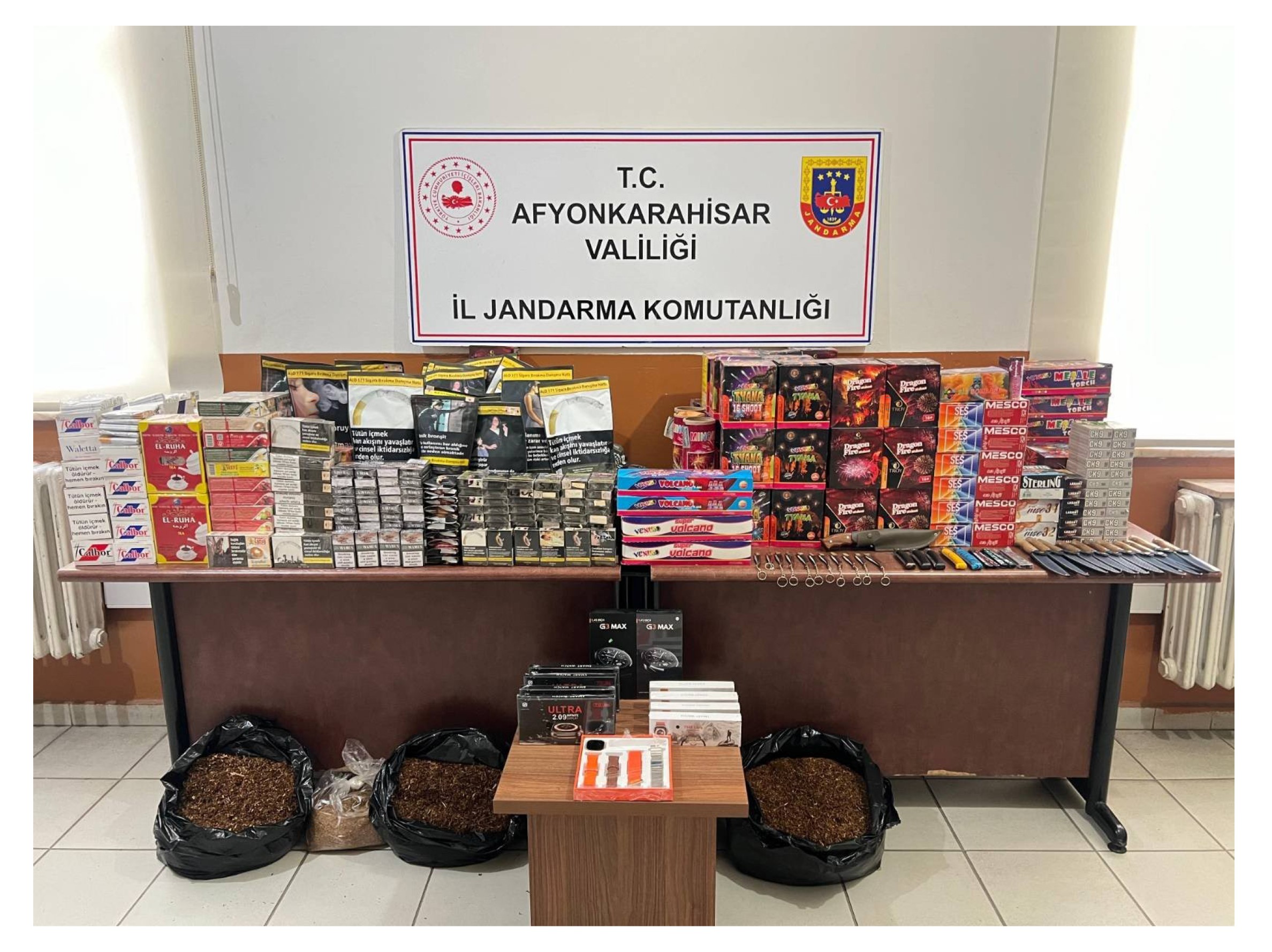 SİS BOMBASI VE KAÇAK ÜRÜNLER SATAN İŞ YERİNE BASKIN