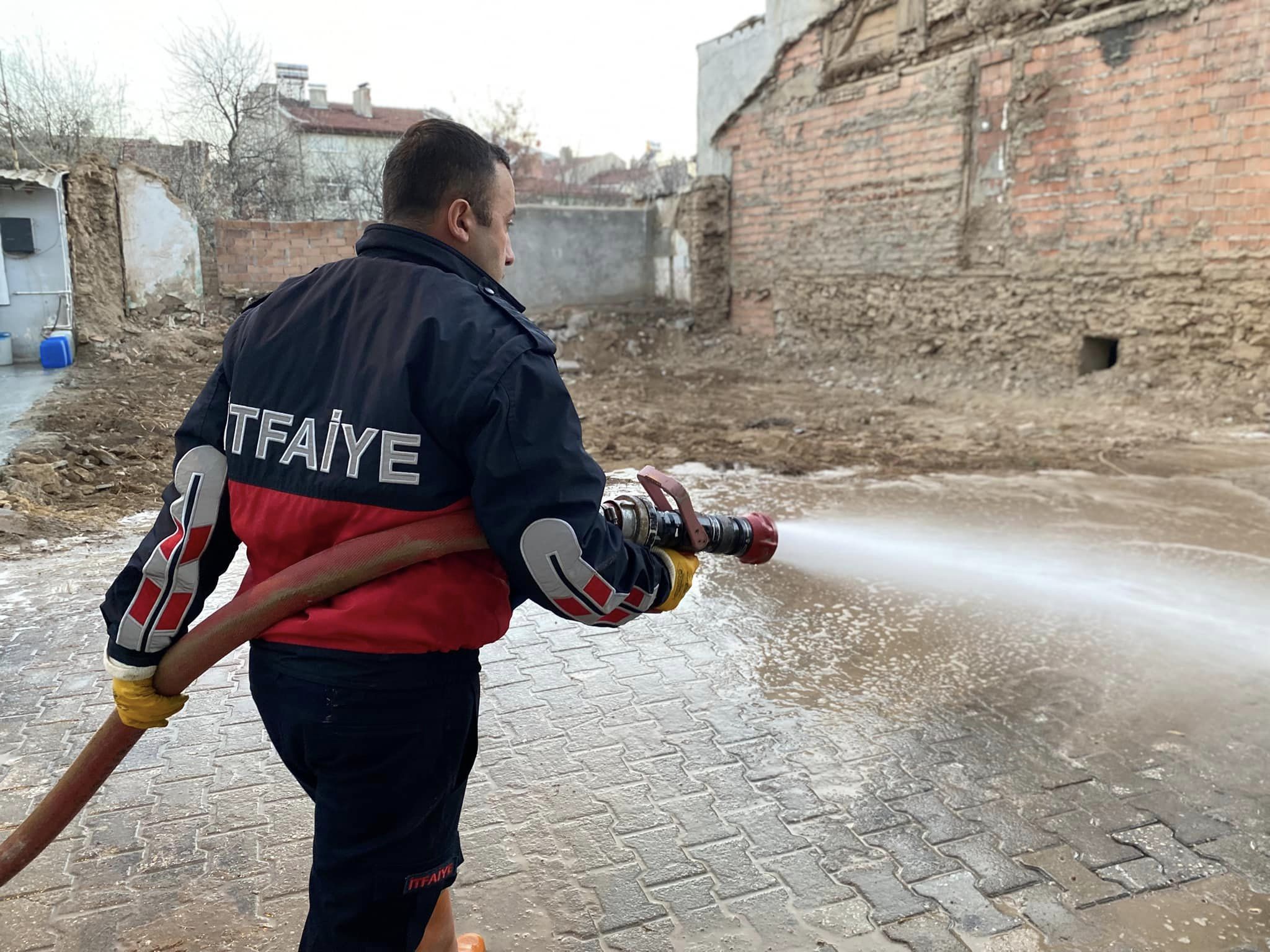 İtfaiye Ekiplerinden Bolvadin’de Çevre Temizliği ve Güvenlik Çalışması