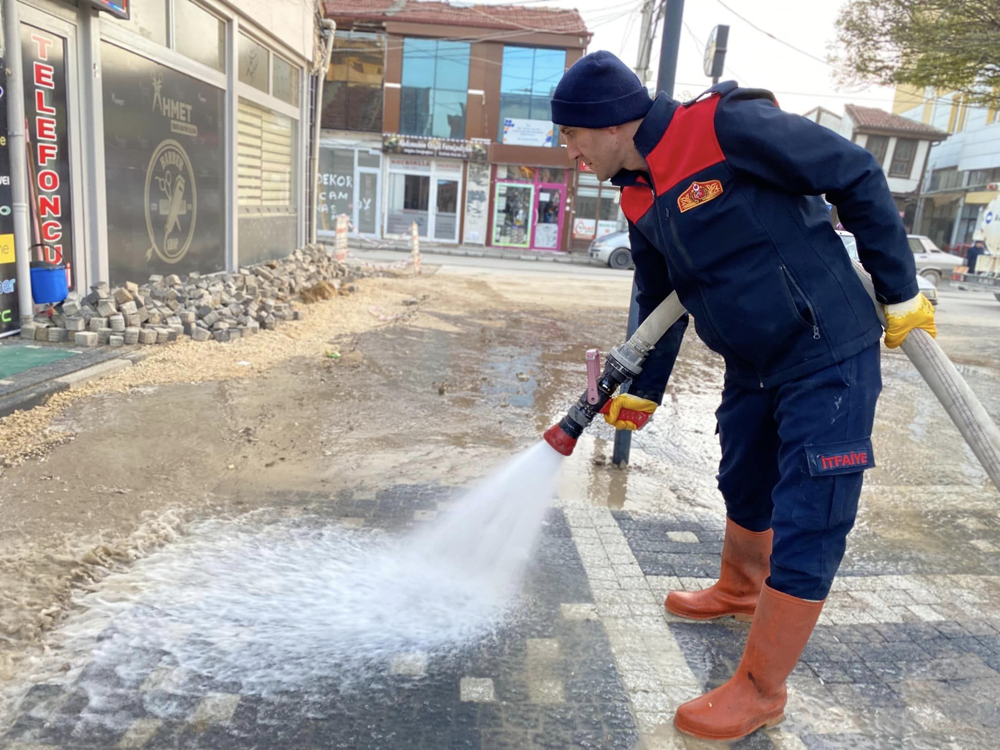 İtfaiye Ekiplerinden Bolvadin’de Çevre Temizliği ve Güvenlik Çalışması