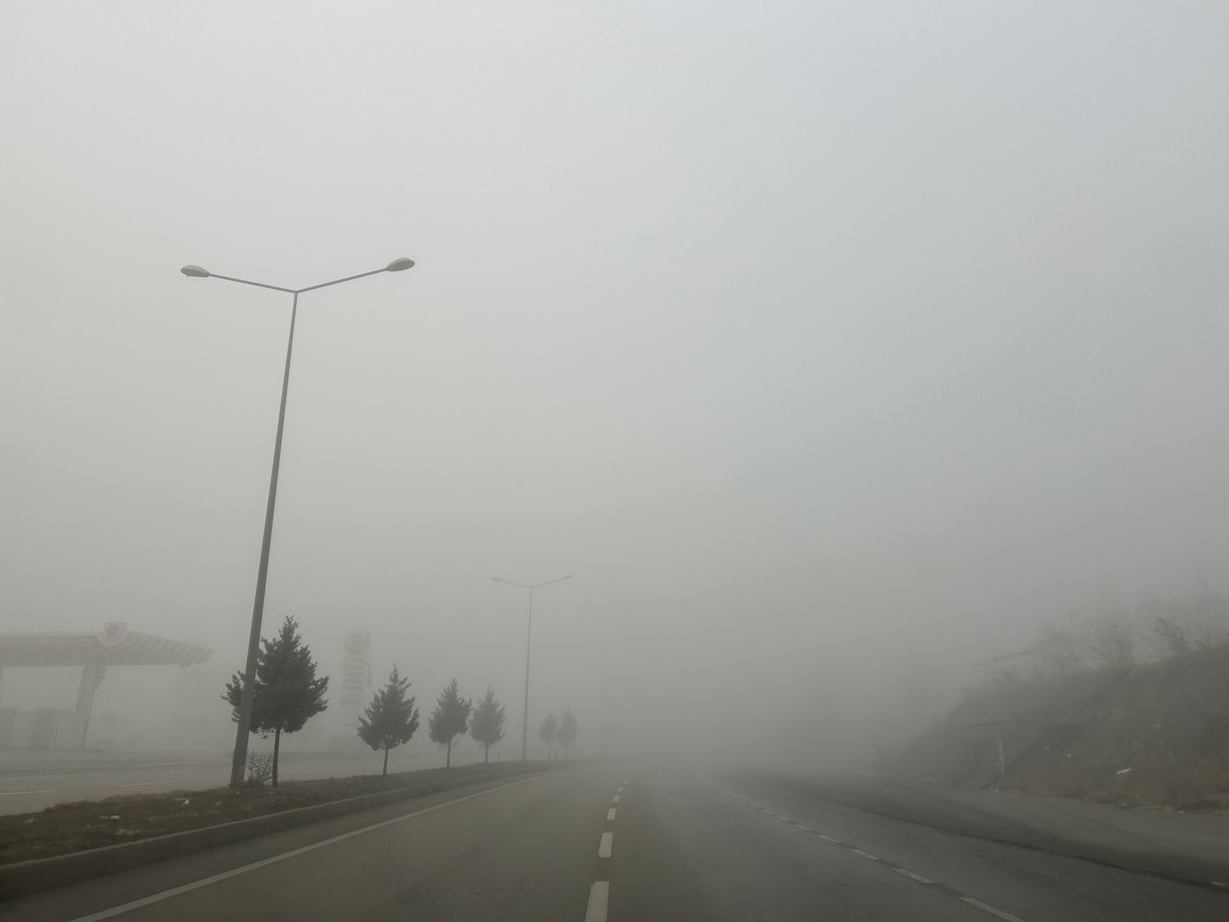 Afyonkarahisar'da sisli hava etkili oldu: Görüş mesafesi düştü, sürücüler zor anlar yaşadı