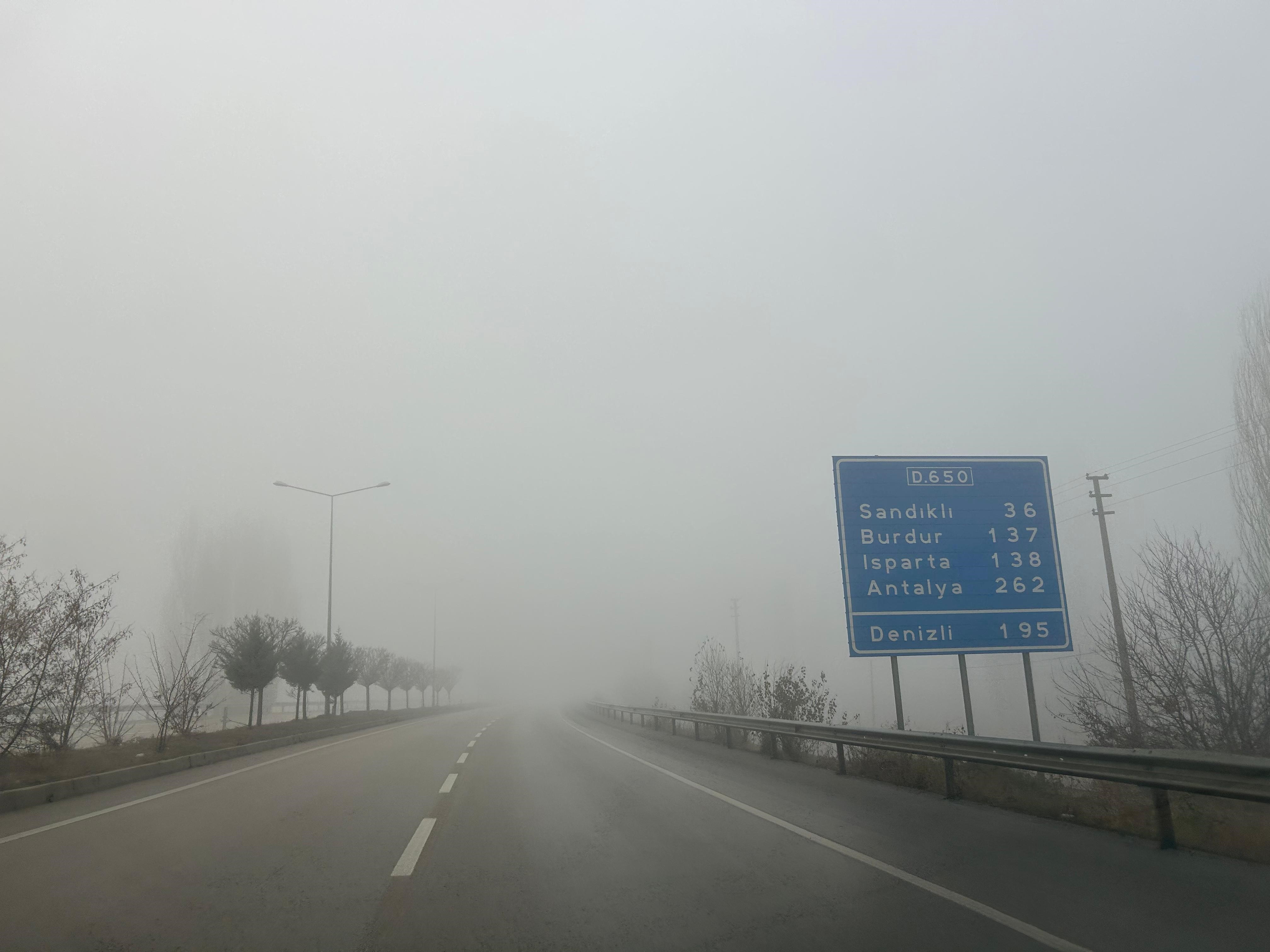 Afyonkarahisar'da sisli hava etkili oldu: Görüş mesafesi düştü, sürücüler zor anlar yaşadı