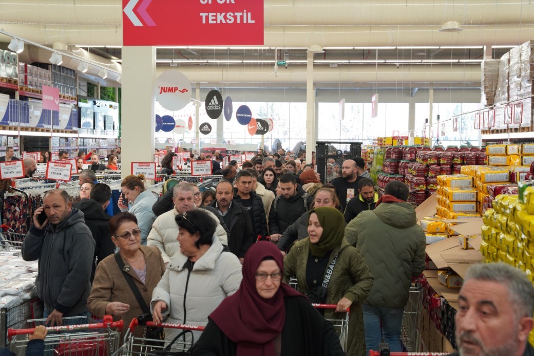Vatandaş Çareyi Çadır Kurmakta Buldu!  Zincir market açılışına akın ettiler…