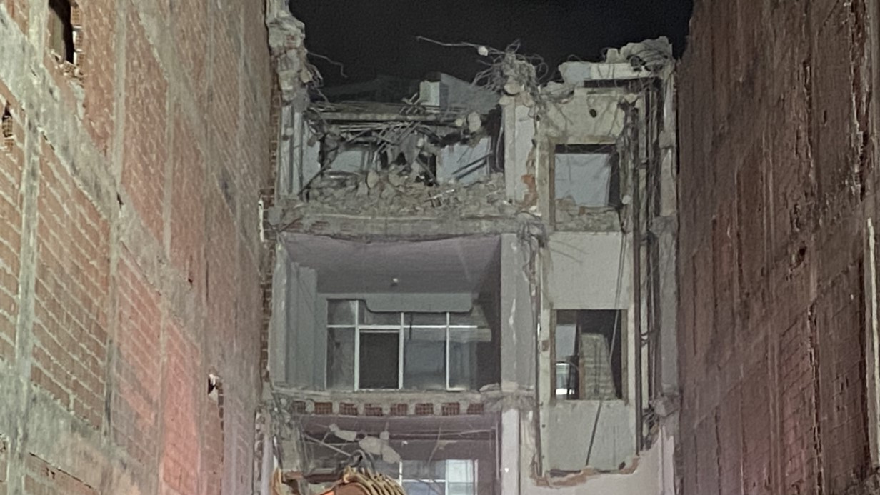 Geceyi gündüze çevirdi! Bomba gibi patlayan trafo vatandaşları tedirgin etti