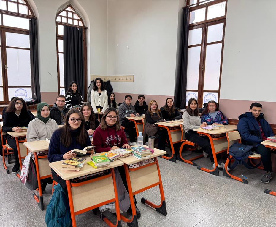 AFSÜ ECZACILIK FAKÜLTESİ ÖĞRENCİLERİNDEN AFYON LİSESİ VE GEBECELER KÖYÜ OKULUNA ANLAMLI DESTEK