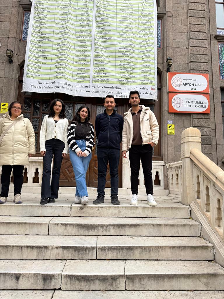 AFSÜ ECZACILIK FAKÜLTESİ ÖĞRENCİLERİNDEN AFYON LİSESİ VE GEBECELER KÖYÜ OKULUNA ANLAMLI DESTEK