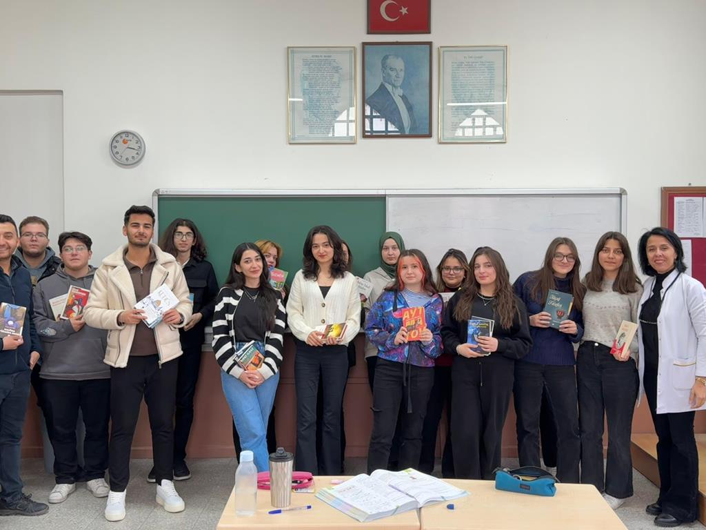 AFSÜ ECZACILIK FAKÜLTESİ ÖĞRENCİLERİNDEN AFYON LİSESİ VE GEBECELER KÖYÜ OKULUNA ANLAMLI DESTEK