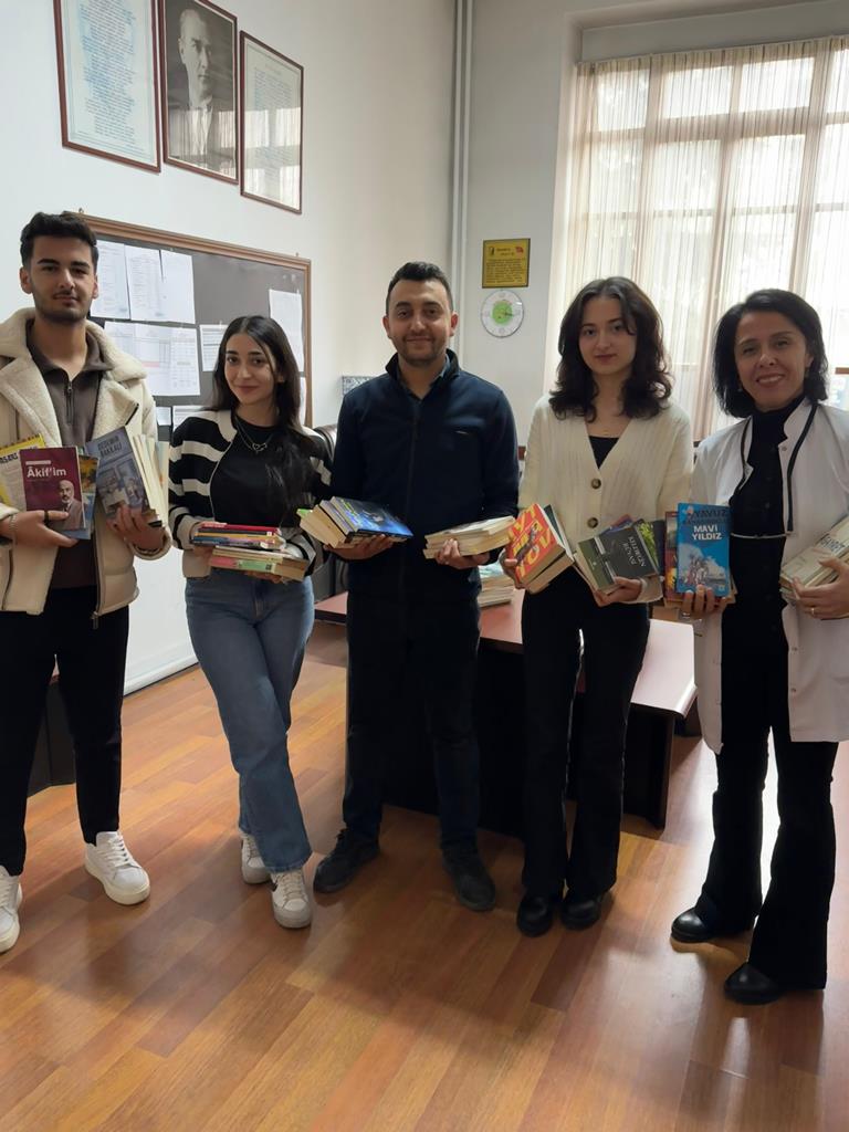 AFSÜ ECZACILIK FAKÜLTESİ ÖĞRENCİLERİNDEN AFYON LİSESİ VE GEBECELER KÖYÜ OKULUNA ANLAMLI DESTEK