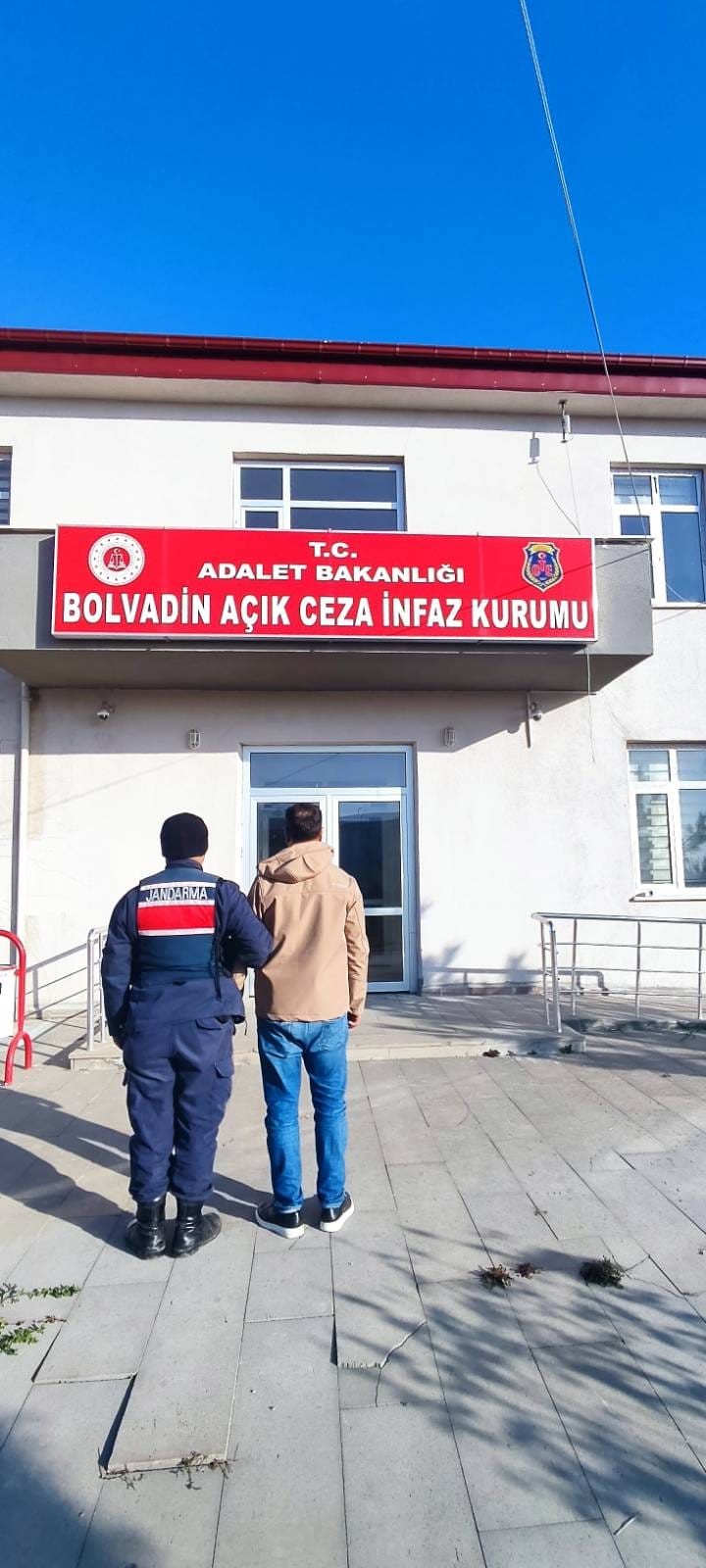 Çeşitli Suçlardan Aranan İki Şahıs Afyonkarahisar’da Tutuklandı