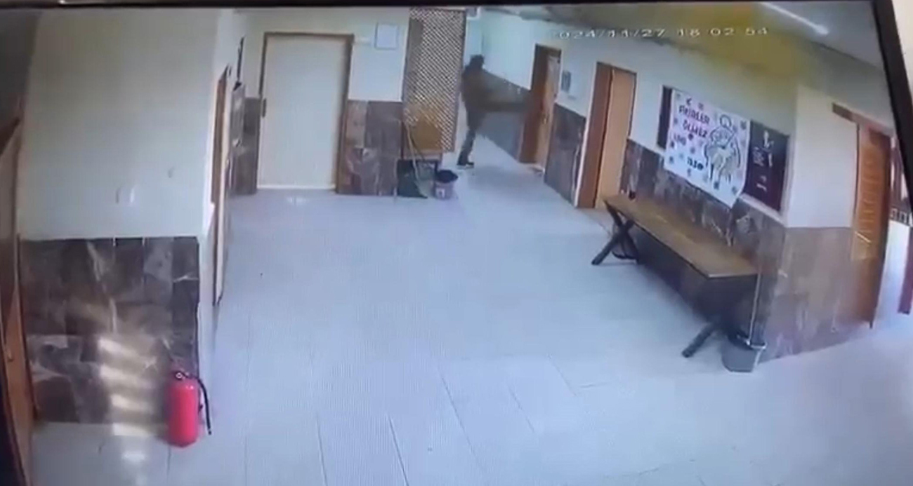 Kardeşinin Okulda Tartıştığı 2 Öğretmeni Tekme Tokat Dövdü