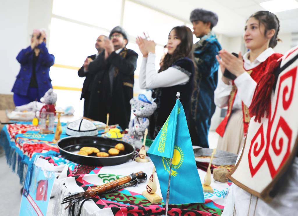 Afyonkarahisar’da Kazakistan’ın Gelenekleri ve Müzikleri Tanıtıldı