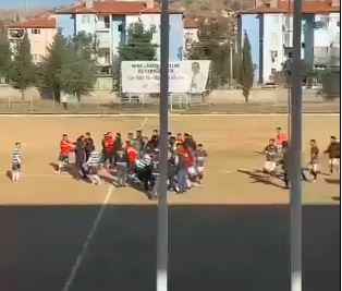 Afyonkarahisar'da Futbol Sahası Savaş Alanına Döndü