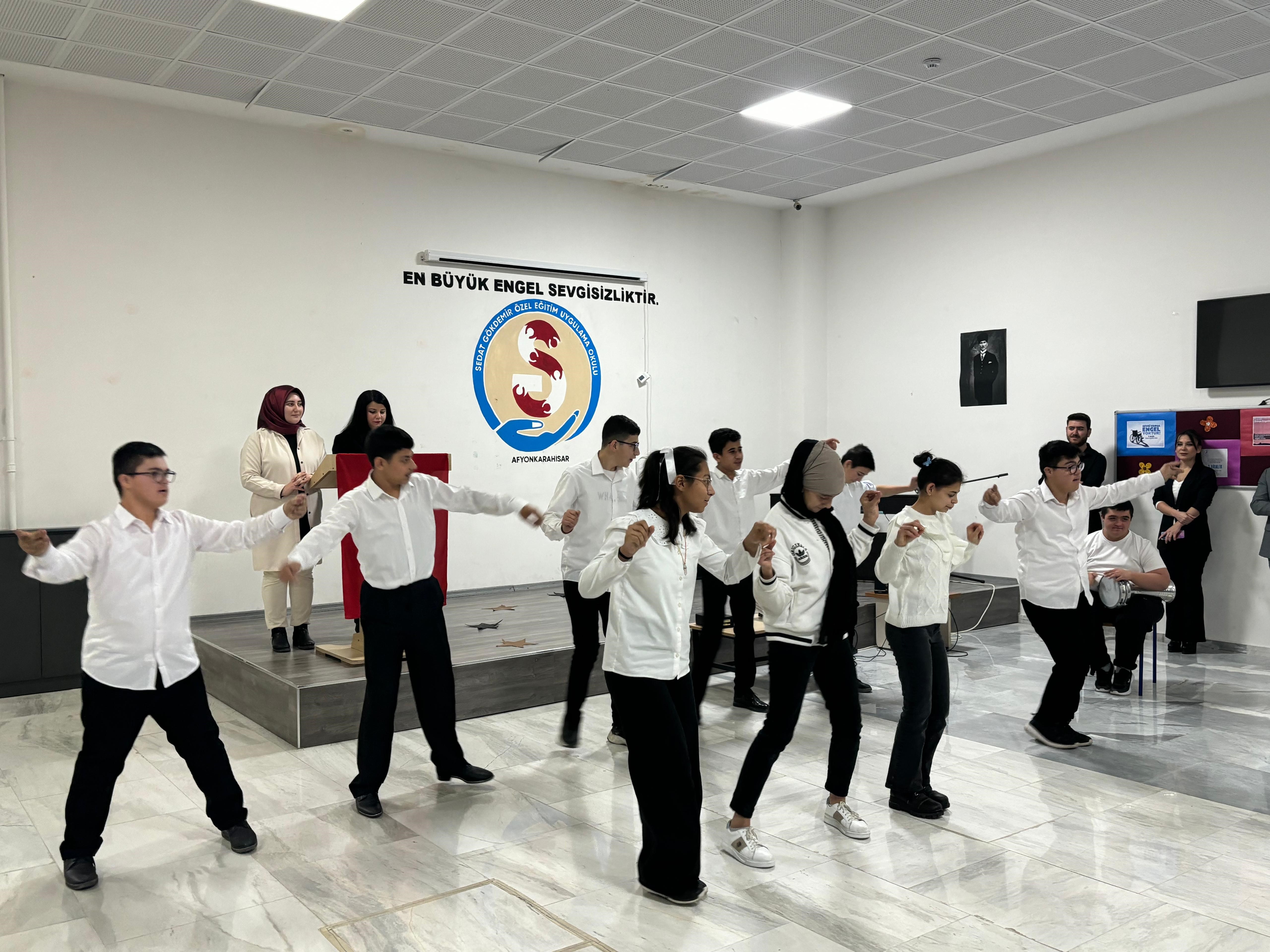 Afyonkarahisar’da İşaret Dili Gösterisiyle Engelliler Günü'ne Farkındalık Katıldı