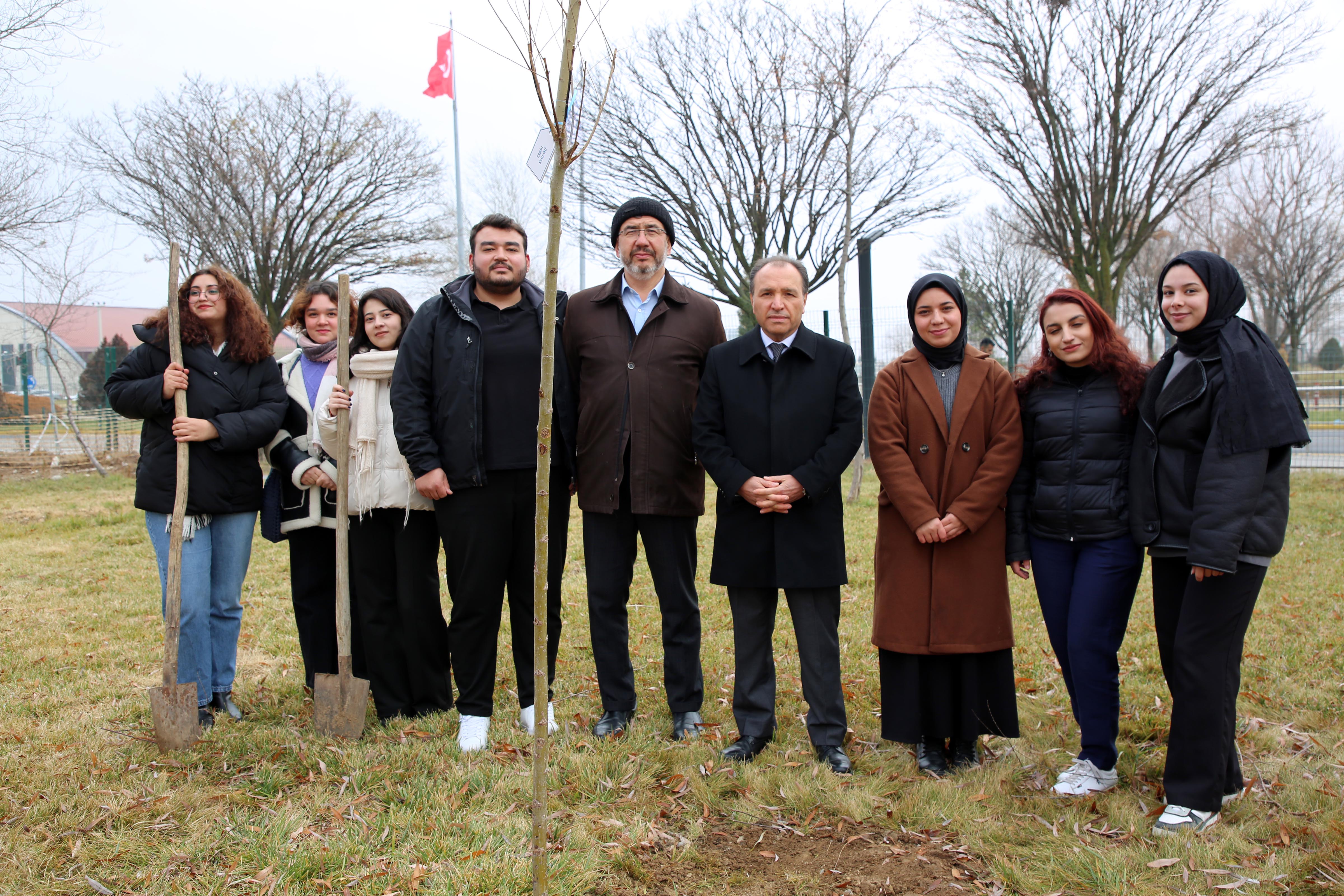 AKÜ’de 1000 Fidan Toprakla Buluştu