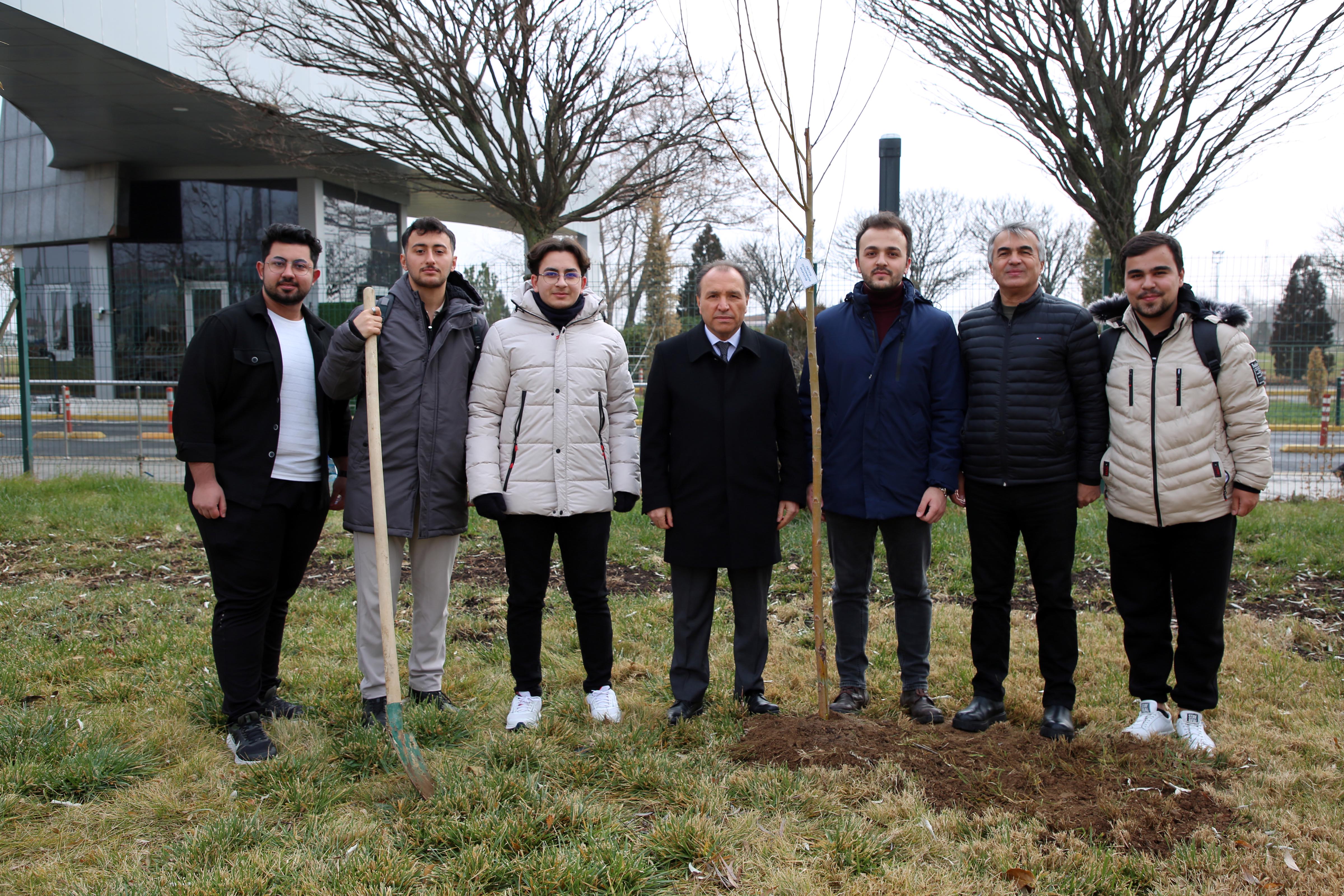 AKÜ’de 1000 Fidan Toprakla Buluştu