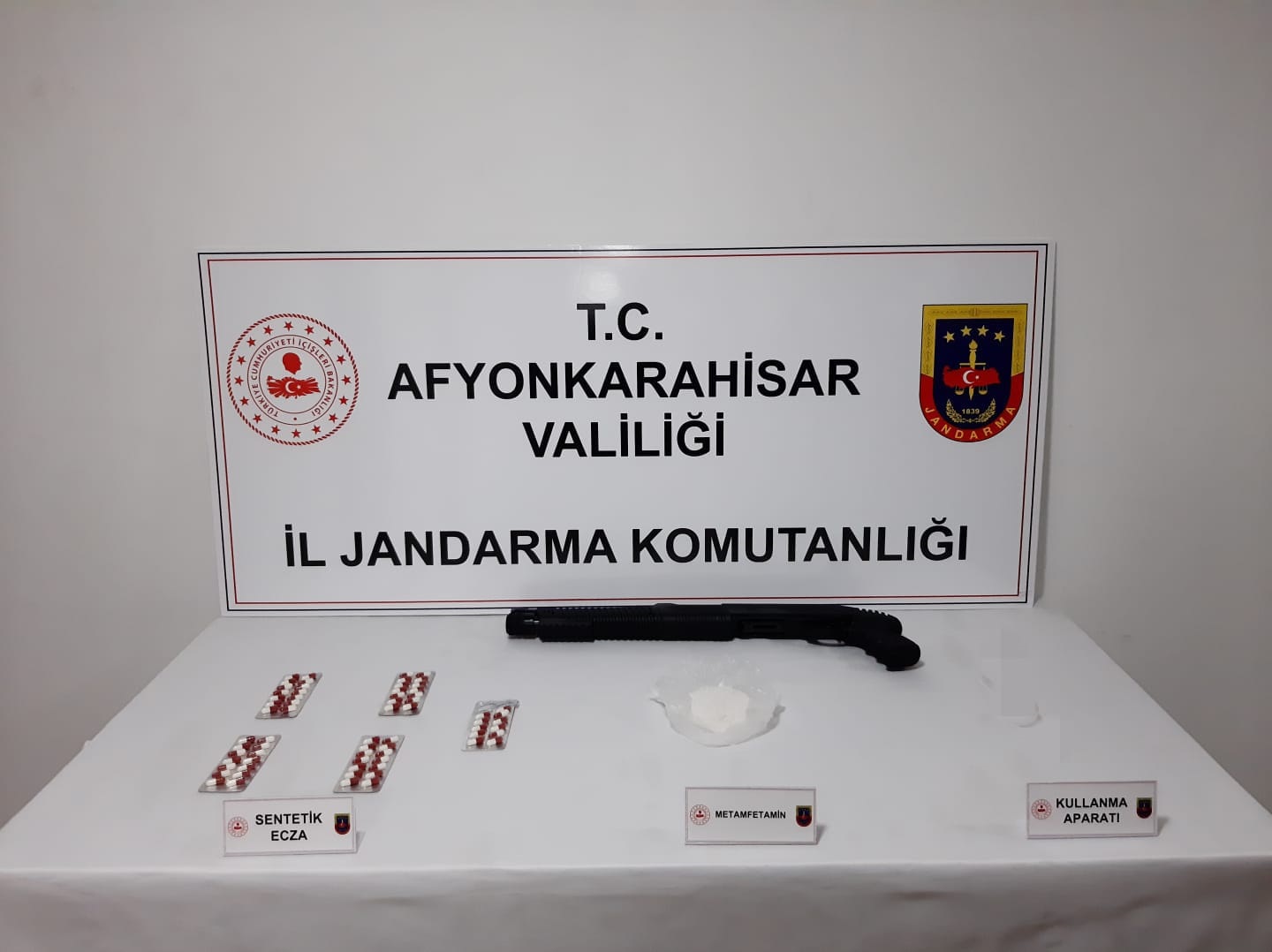 Jandarma, Uyuşturucu Ticareti Yapan İki Şüpheliyi Afyonkarahisar’da Yakaladı